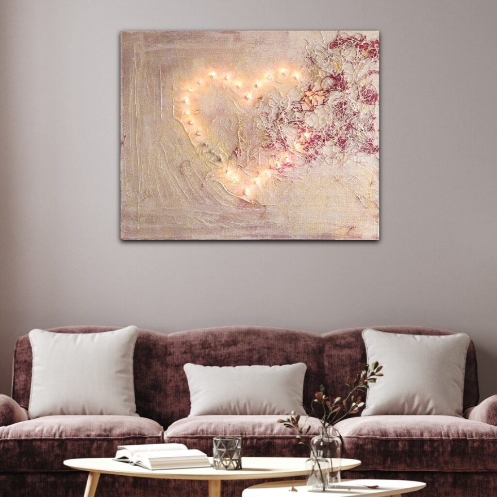 Abstract schilderij Verlicht hart boven bank - Marloes van Zoelen
