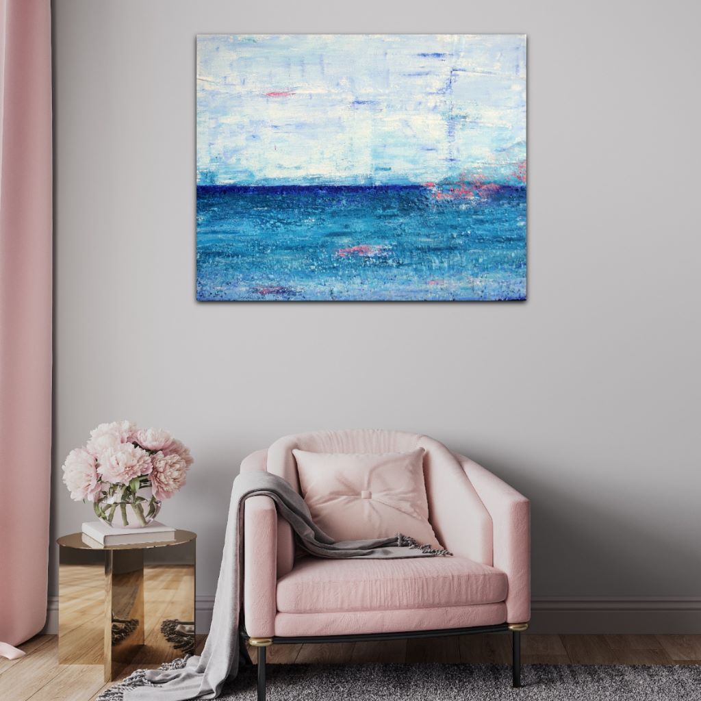 Abstract schilderij Zee van vrijheid boven roze stoel