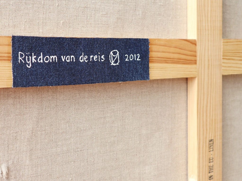 Schilderij zachtroze - Rijkdom van de reis - Detail label achterzijde - Marloes van Zoelen