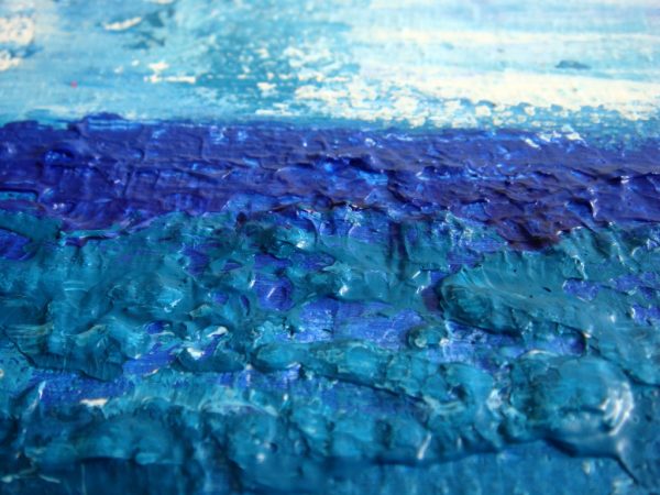 Detail uit Zee van vrijheid: een schilderij met structuur van 80 x 100 cm in blauw, turquoise, roze en wit met zand van Texel erin verwerkt - Marloes van Zoelen