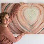Beeldend kunstenaar Marloes van Zoelen met Warm bad - Schilderij op maat - Cadeau voor een promotie phd
