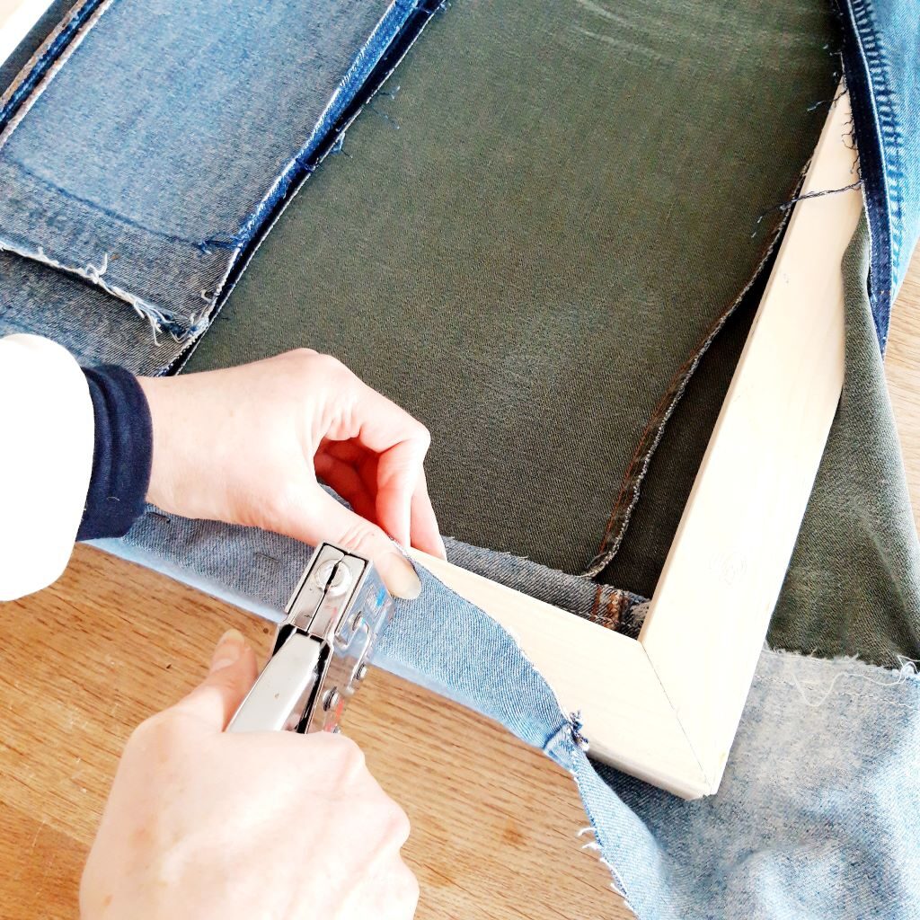 Oude spijkerbroeken hergebruiken als schilderscanvas: duurzaam, ambachtelijk en persoonlijk