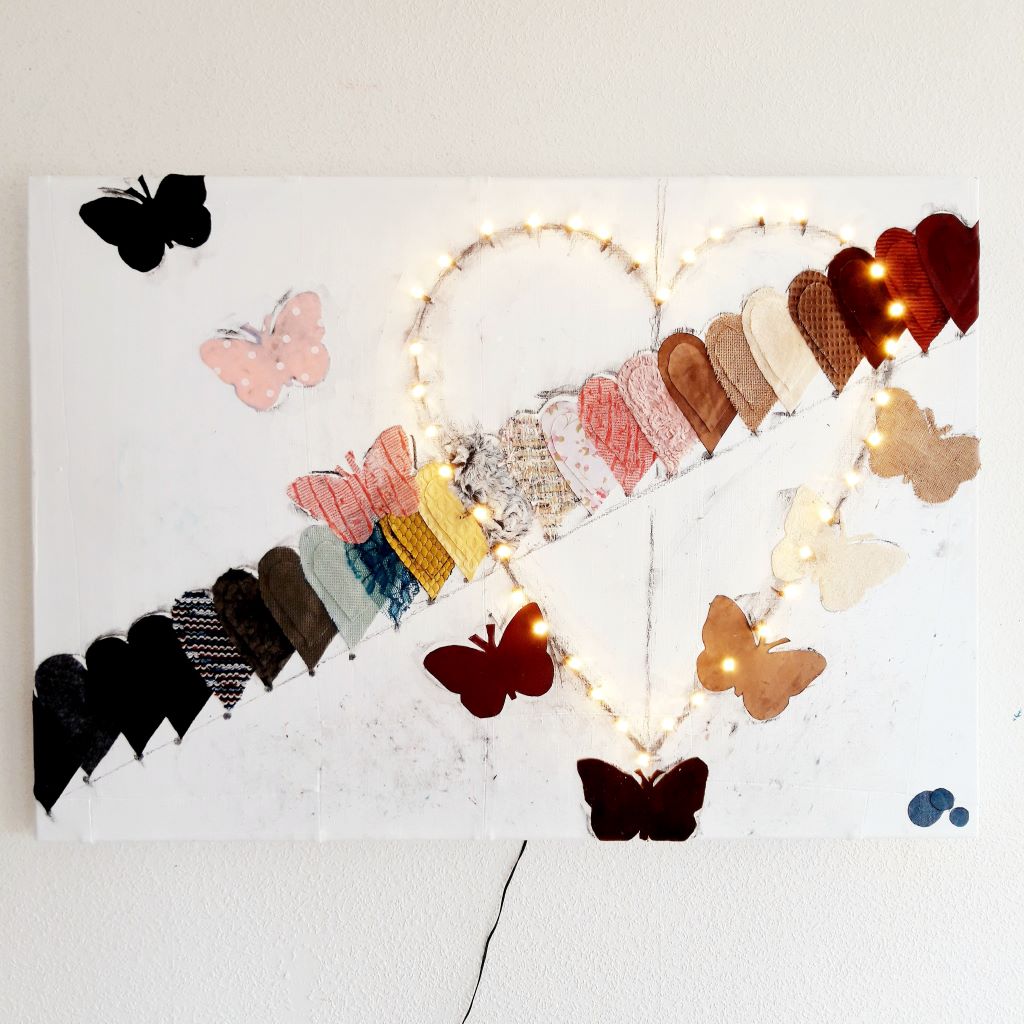 Reliëf van harten, vlinders en lichtjes in een schilderij op maat | Voorbeeld