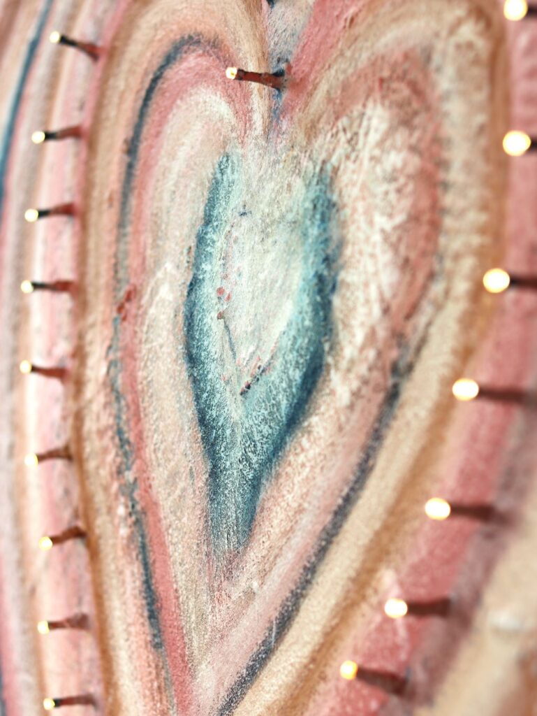Close up schilderij met lichtjes Uit liefde gegroeid van Marloes van Zoelen